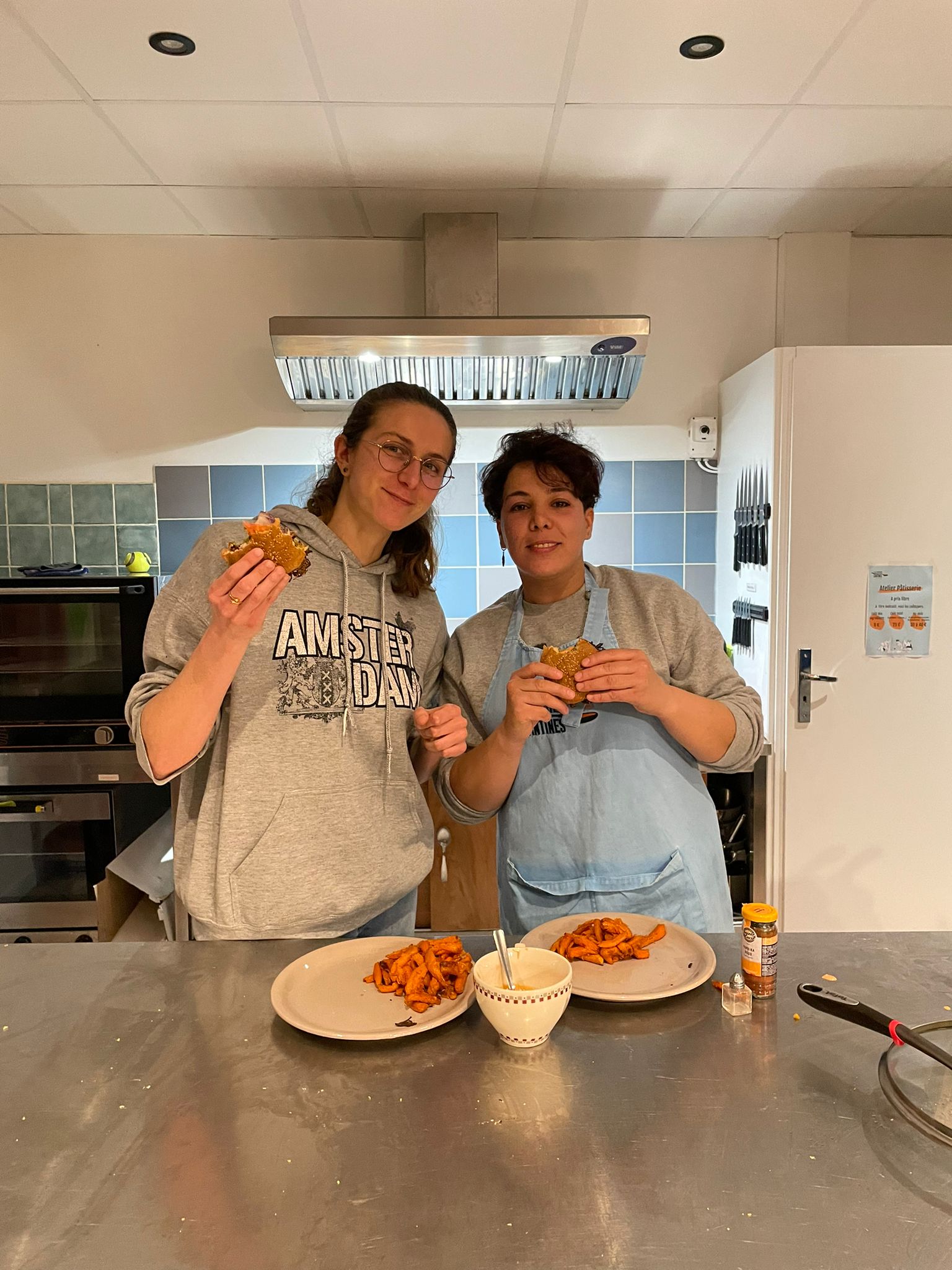 atelier cuisine entre une personne relais et une personne accompagnée